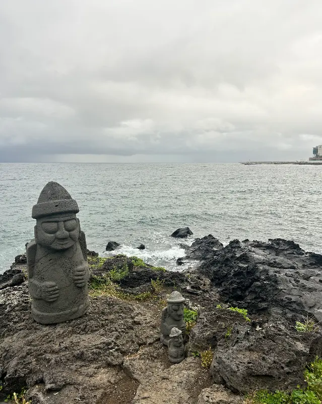 앙뚜아네트 앞 바다에 있는 돌하르방