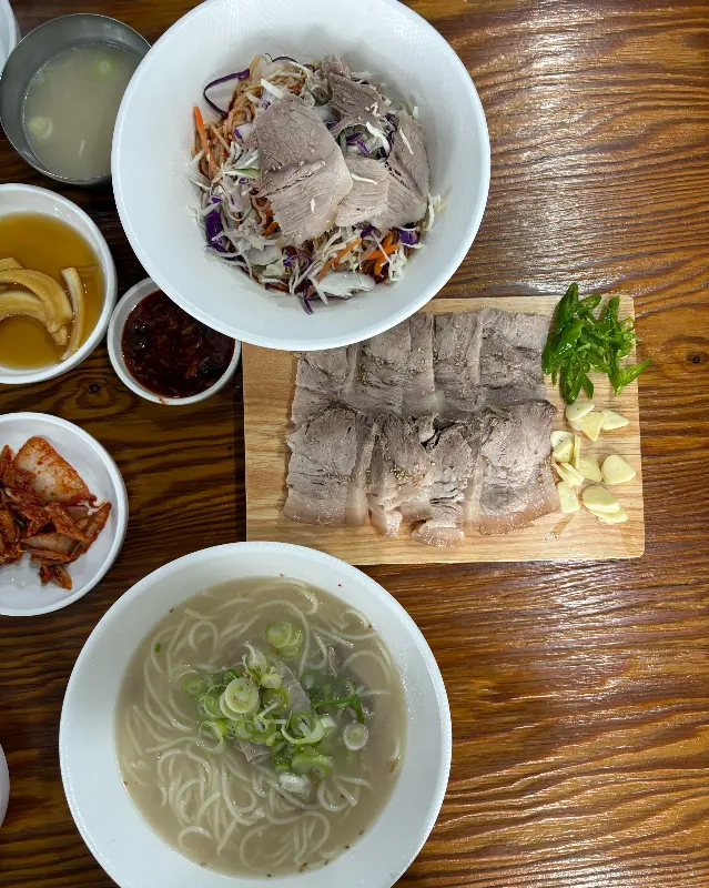 얼큰한 국물이 일품인 얼큰국밥