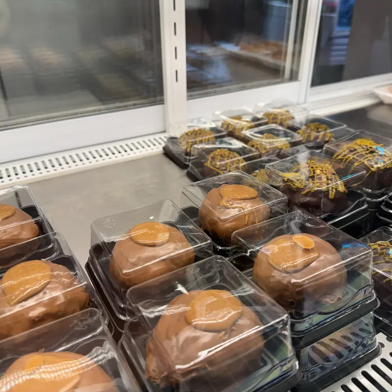 냉장 쇼케이스 안의 다양한 디저트들