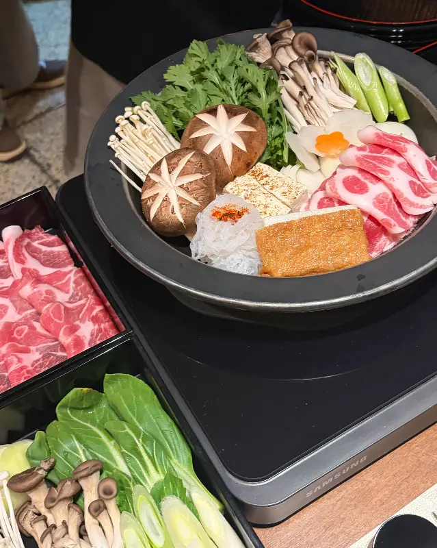 테이블 위에 놓인 스키야키 한 상 차림