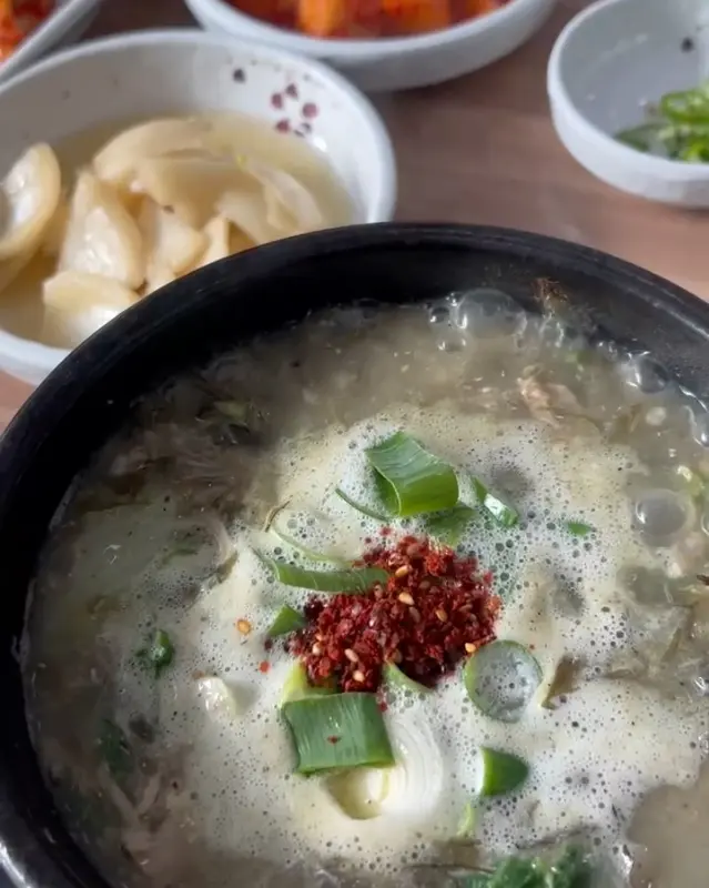 고춧가루 양념이 올려진 몸국의 모습이 인상적이다.