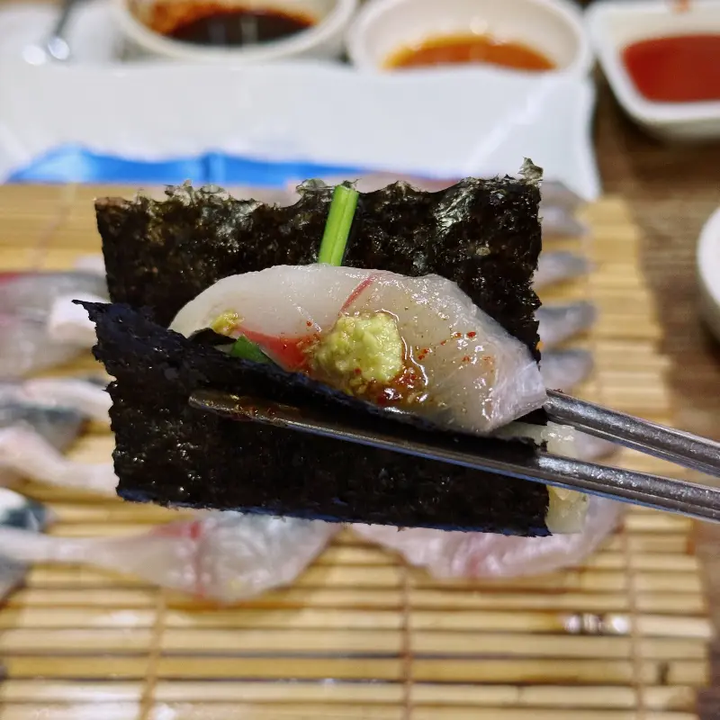 김, 밥, 고등어회, 양파채, 묵은지, 특제 소스의 환상적인 조합