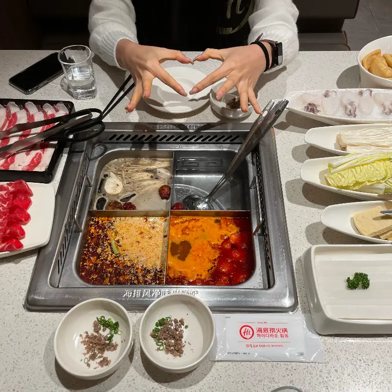 훠궈에 다양한 재료를 넣어 즐기는 모습