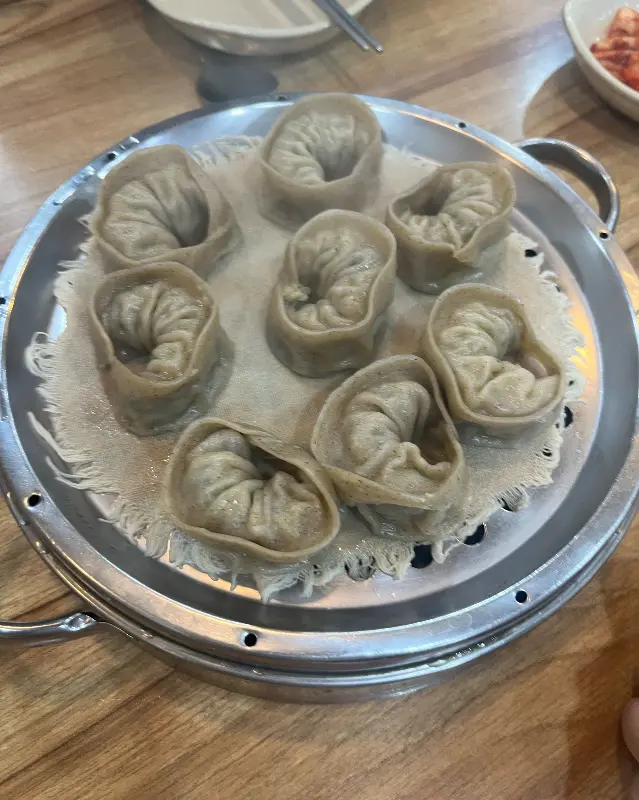 촉촉하고 쫄깃해 보이는 메밀 만두의 모습