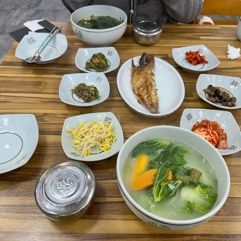 정갈하게 차려진 갈치국과 옥돔구이 한상차림