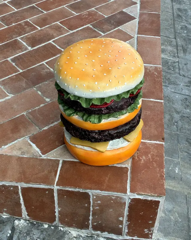 키코버거 가게 앞에 놓인 햄버거 모형