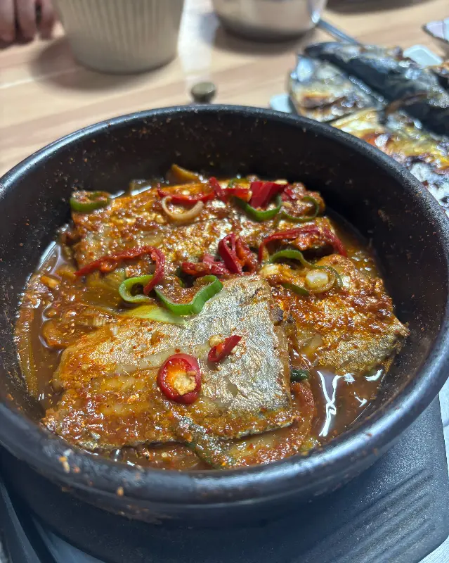 뚝배기 안에서 보글보글 끓는 갈치조림