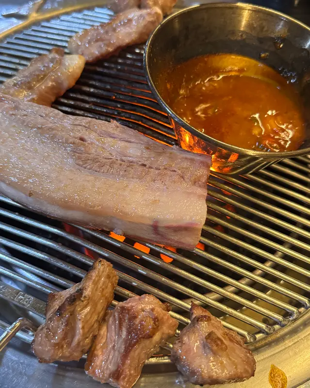 연탄불에 구워지는 흑돼지의 모습