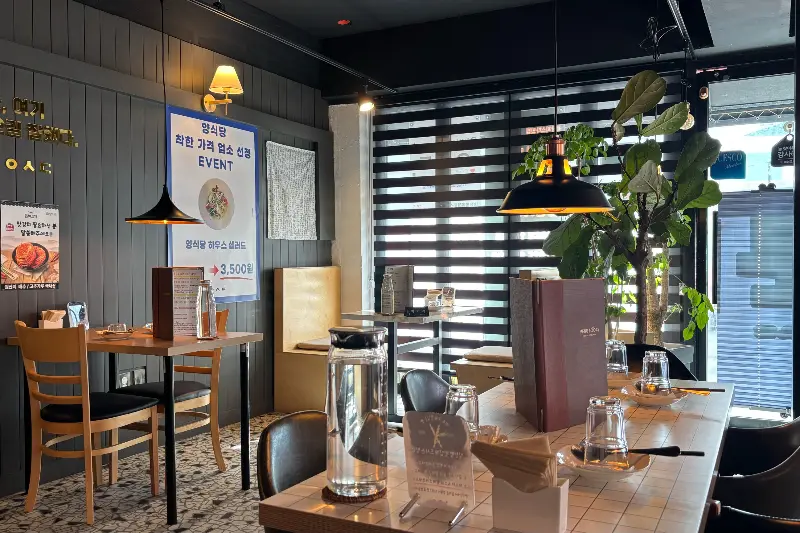 테이블과 의자가 정갈하게 놓인 식당 내부