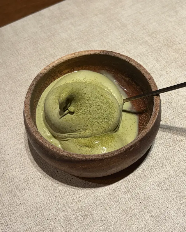 성산일출봉 모양 컵에 담긴 말차 아이스크림