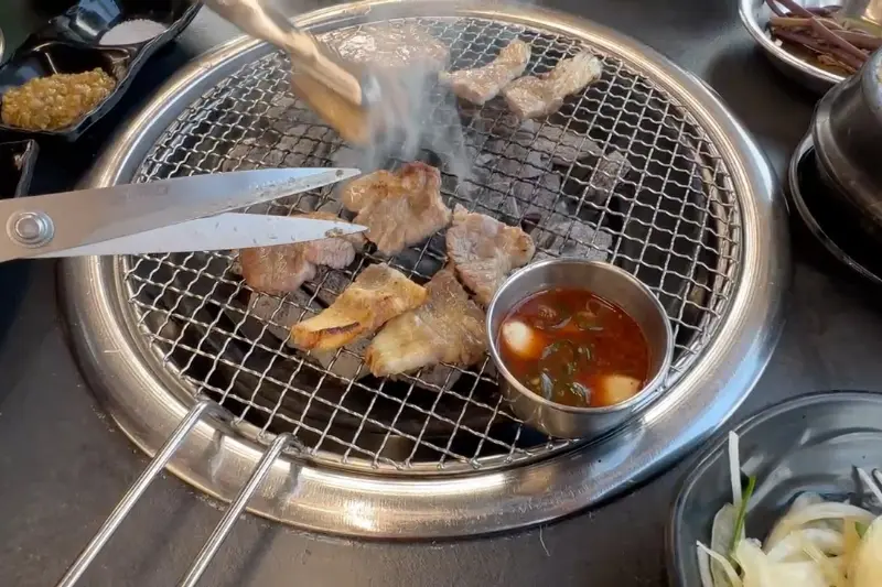 두툼한 흑돼지 오겹살