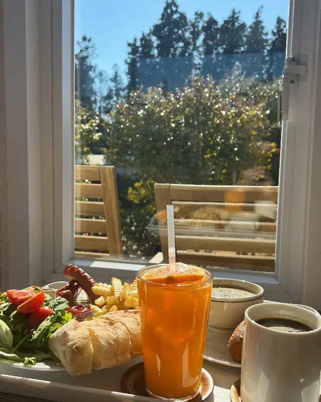 브런치와 음료가 함께 나오는 모습