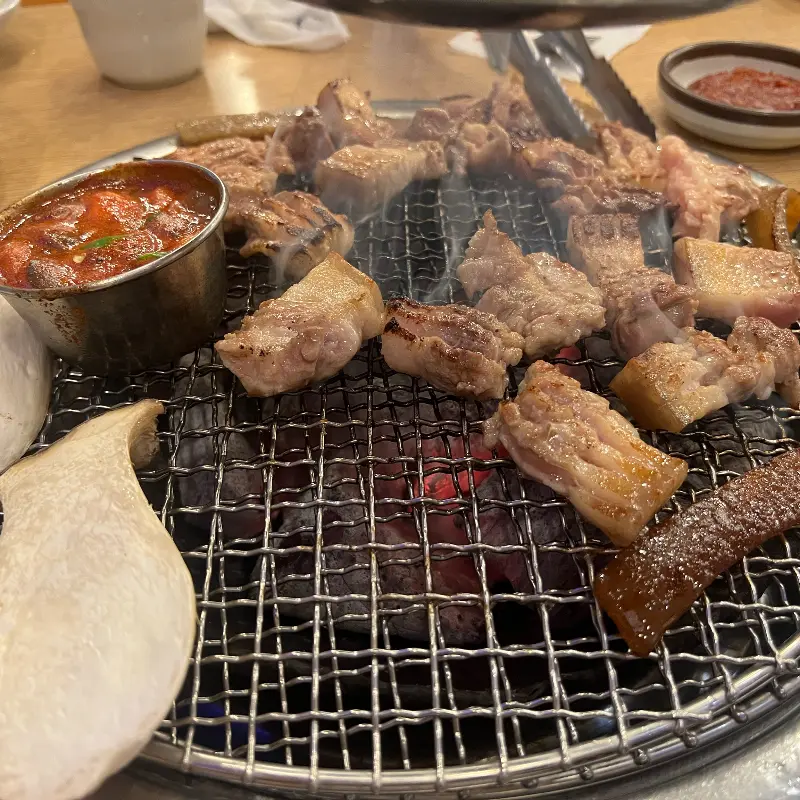 잘 구워진 흑돼지의 모습