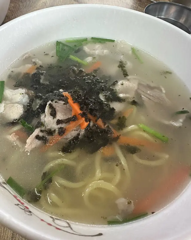 뽀얀 국물에 고기와 김가루가 듬뿍 올려진 고기국수