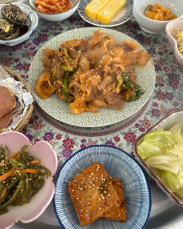 윤기가 흐르는 흑돼지 제육볶음