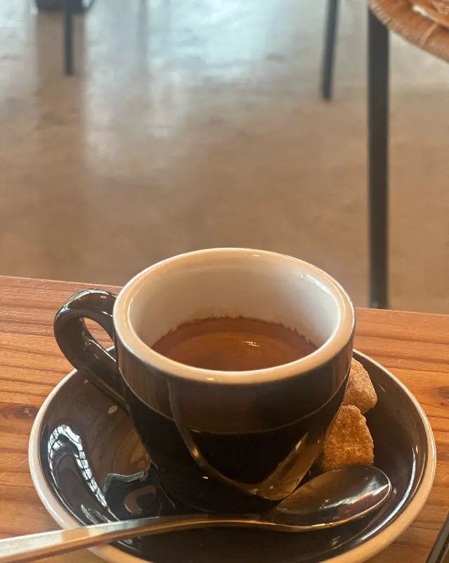 깔끔한 디자인의 커피잔