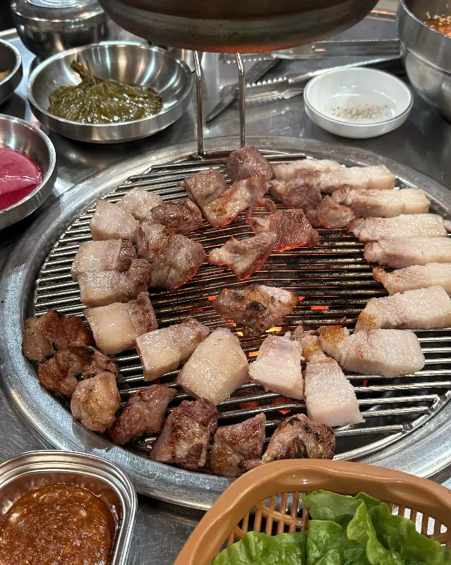 불판 위에서 맛있게 익어가는 흑돼지