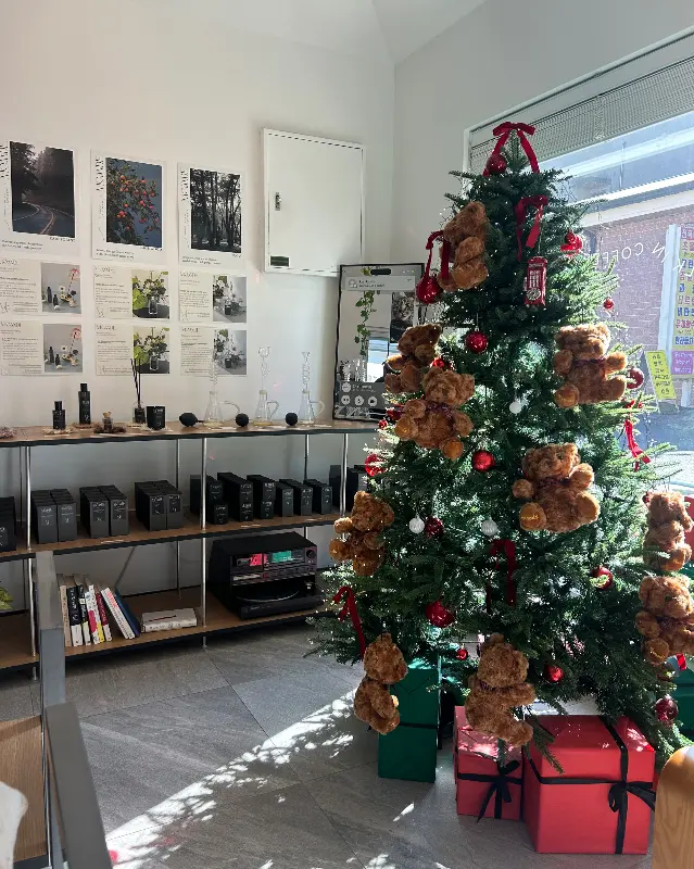 곰인형으로 장식된 크리스마스 트리