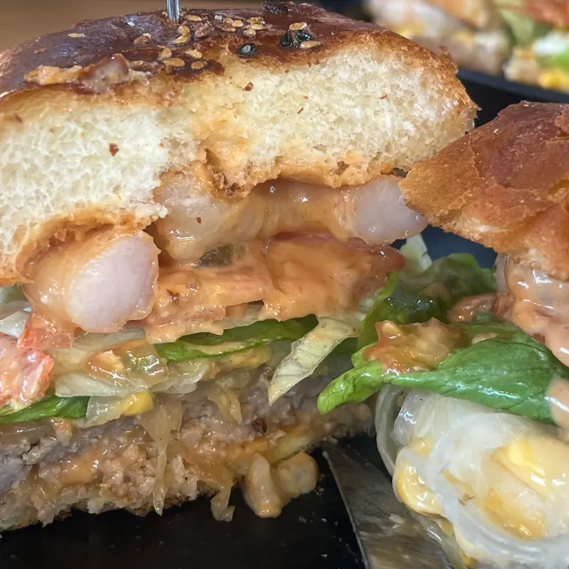 단면을 자른 흑돼지 새우버거