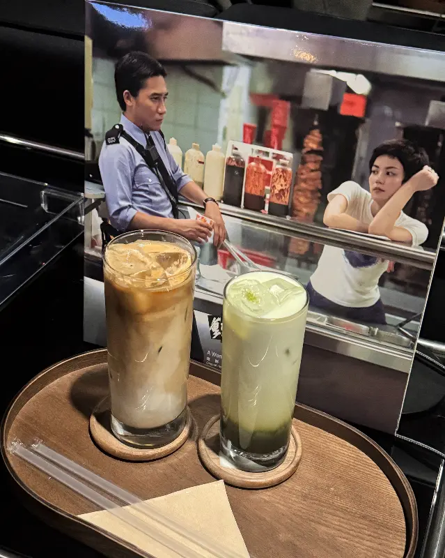 나무 쟁반 위에 놓인 콜드브루 라떼와 말차 라떼