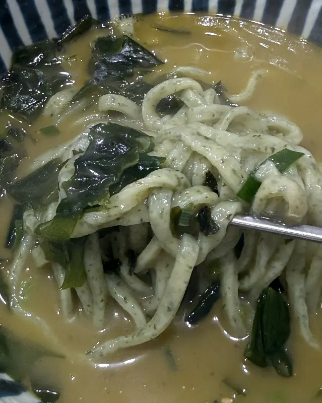 육즙 가득한 흑돼지 손만두