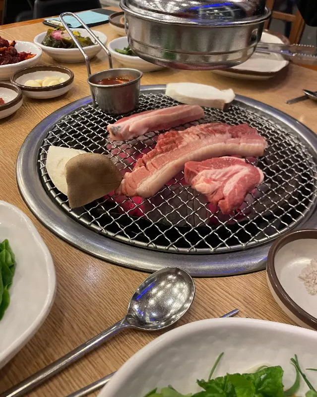 다양한 밑반찬과 흑돼지 오겹살