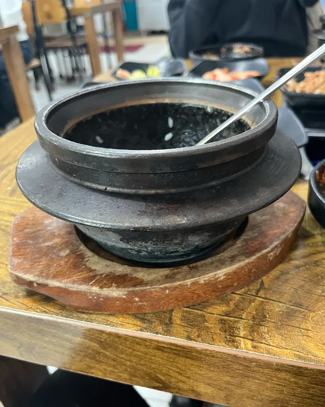 윤기가 흐르는 돌솥밥