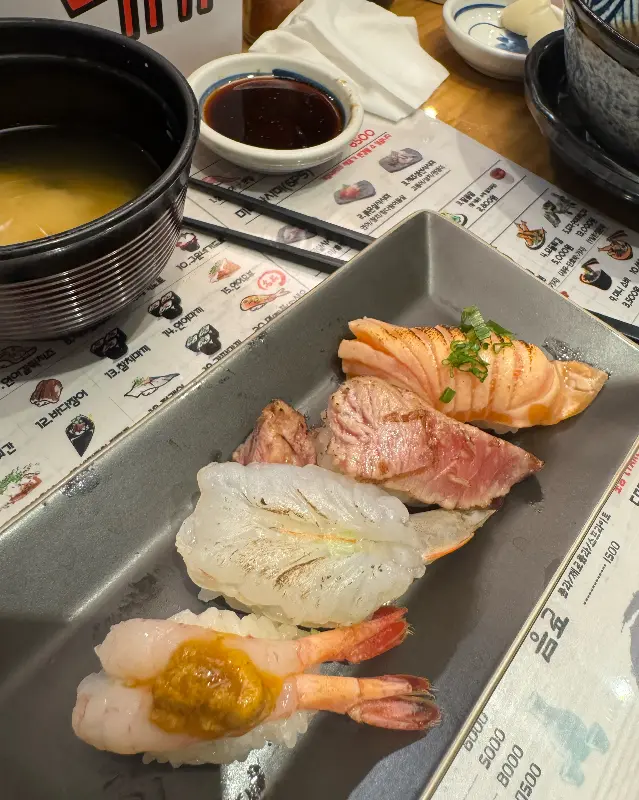 접시에 담긴 초밥 모듬