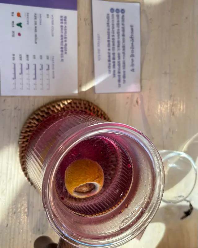 음료 위에 올려진 레몬 조각이 인상적인 사진