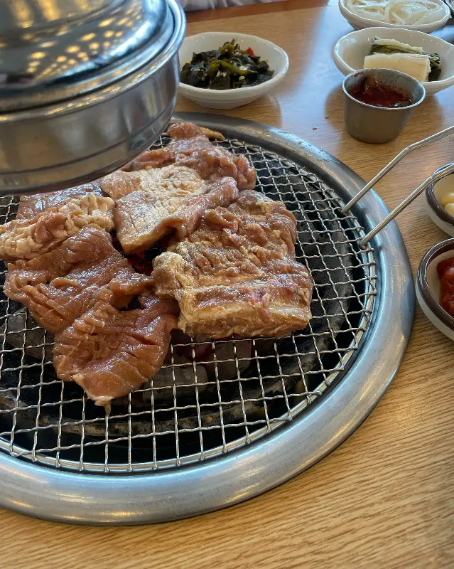 흑돼지 구이와 밑반찬