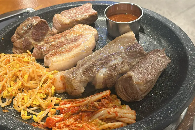 숯불 위에 올려진 흑돼지 오겹살