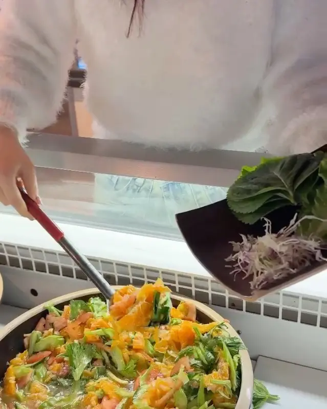 샐러드바에서 귤 샐러드를 담는 모습