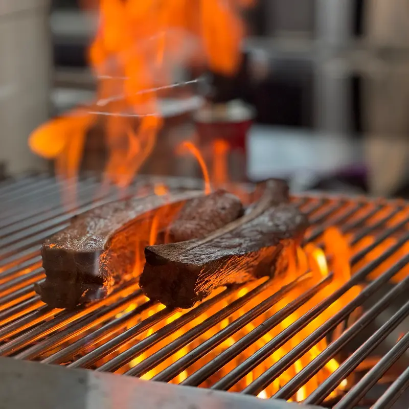 짚불 훈연하는 모습