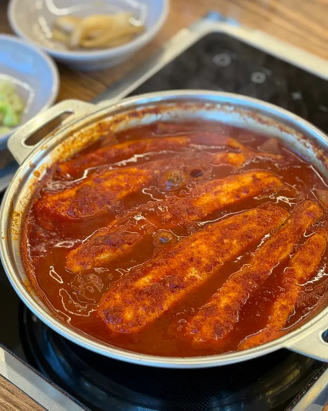 테이블 위의 갈치조림