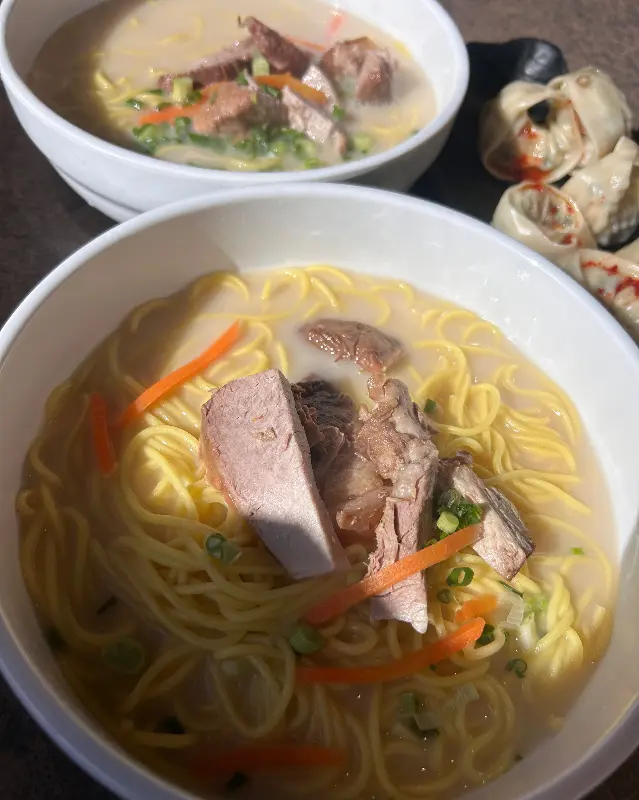 테이블 위에 놓인 두 그릇의 고기국수