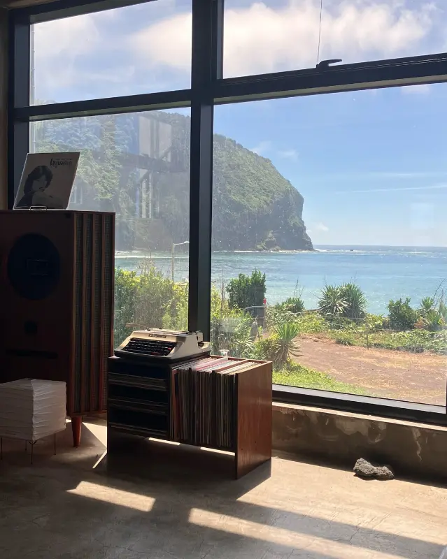 통창 너머로 보이는 성산일출봉과 푸른 바다