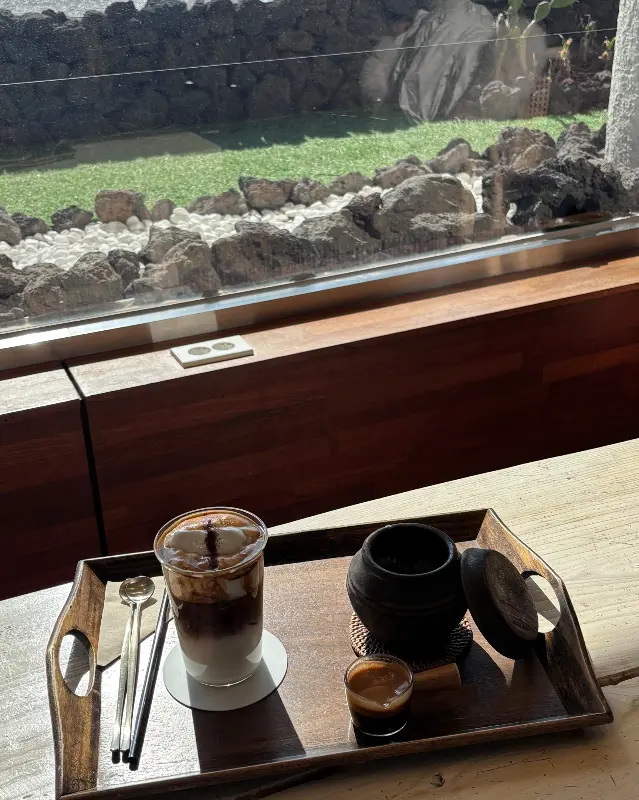 햇살 가득한 창가 좌석