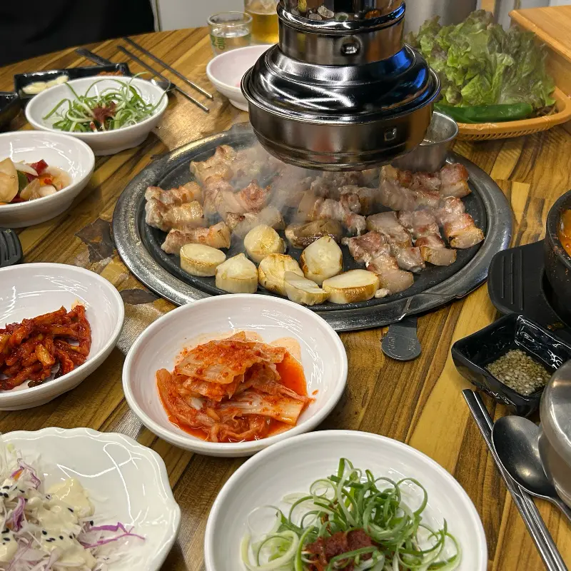 숯불 위에서 익어가는 흑돼지