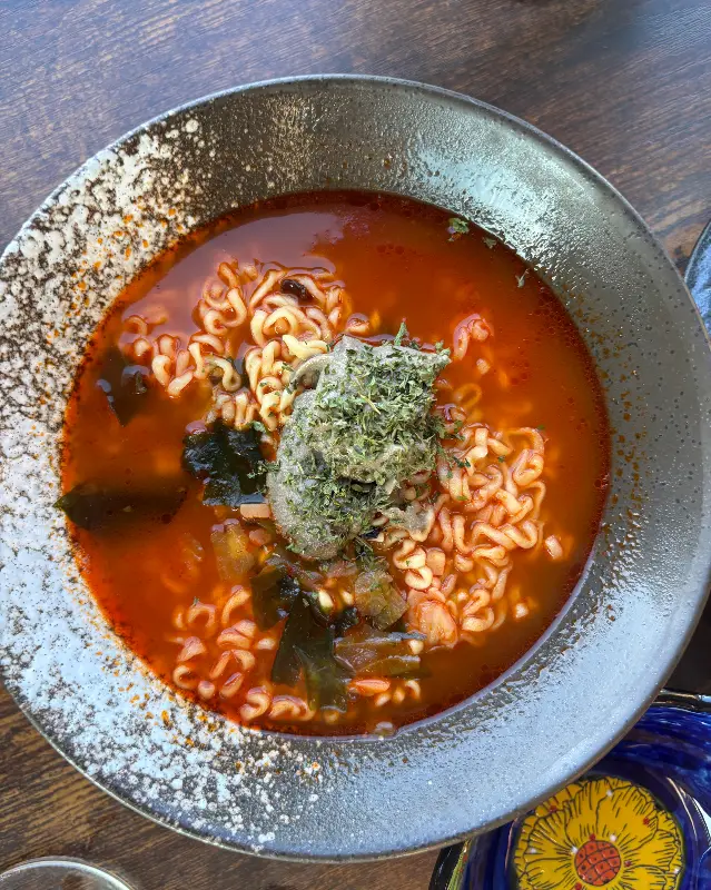 게딱지장이 듬뿍 올려진, 먹음직스러운 라면