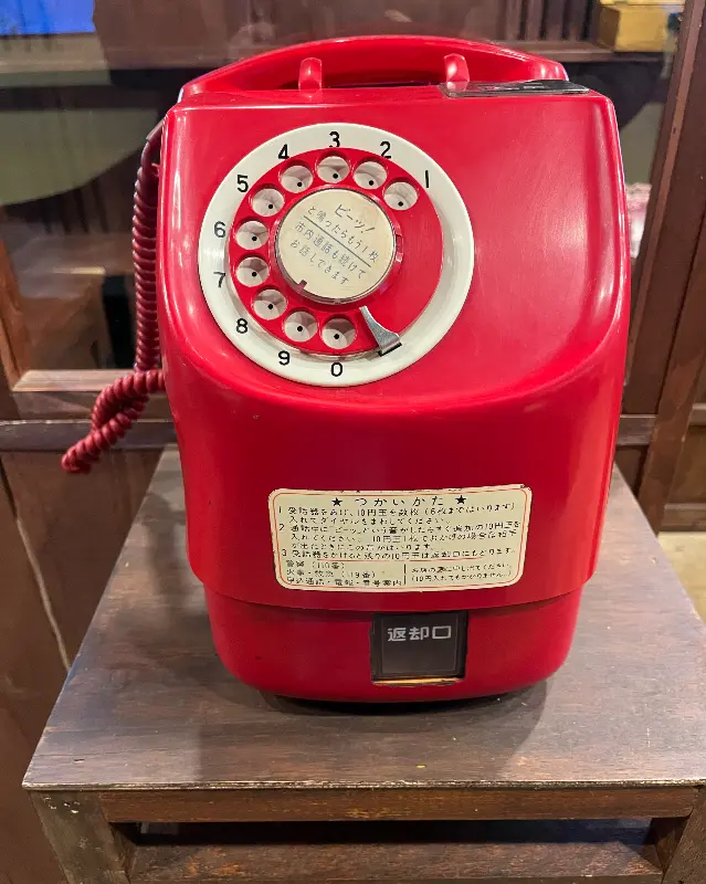 레트로 감성 물씬 풍기는 빨간색 전화기