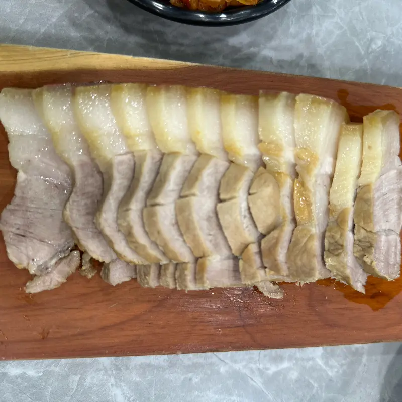 윤기가 좌르르 흐르는 돔베고기