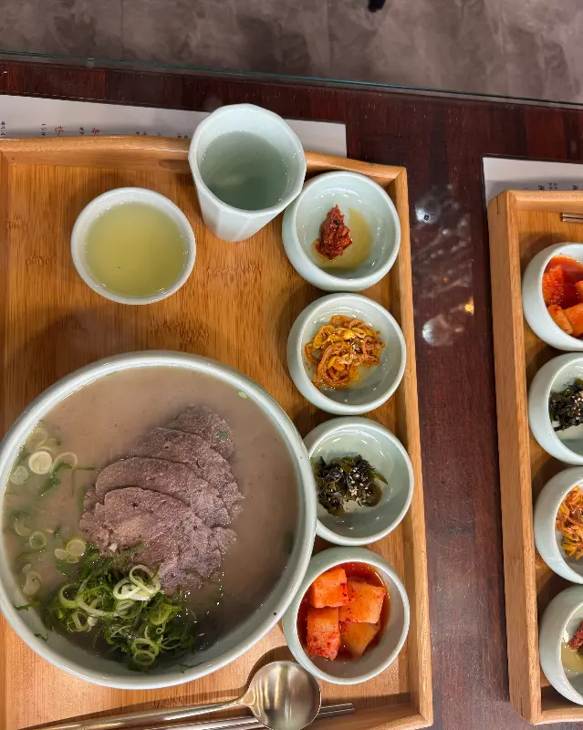 곰탕과 함께 제공되는 따뜻한 차