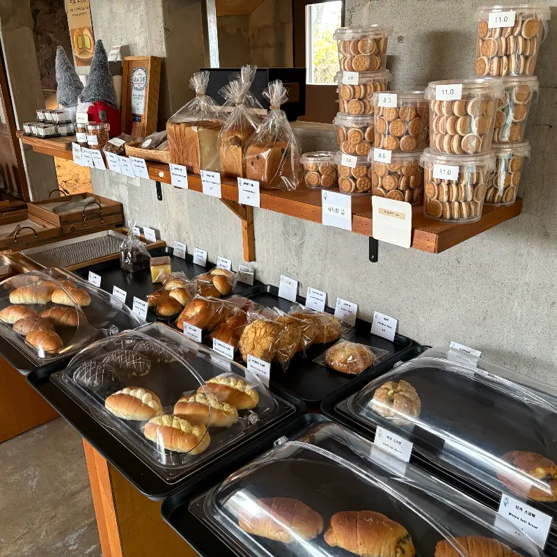 다양한 빵들이 진열된 모습
