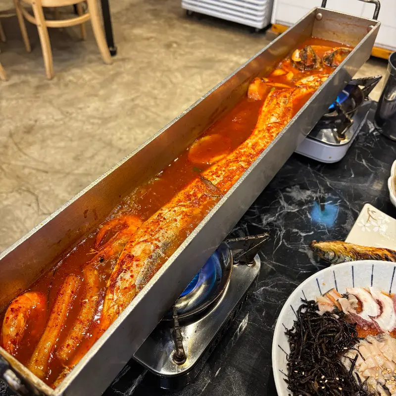 길쭉한 냄비에 담겨 나온 푸짐한 갈치조림