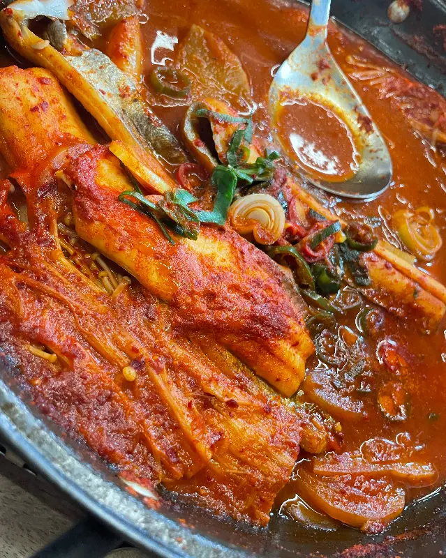 갈치조림에 라면 사리를 추가한 모습