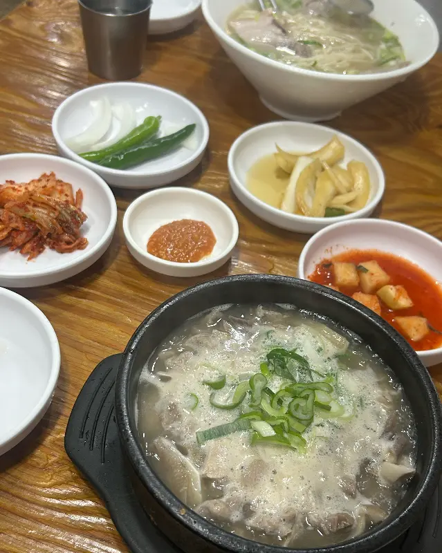 얼큰국밥 비주얼! 칼칼함이 느껴지시나요?