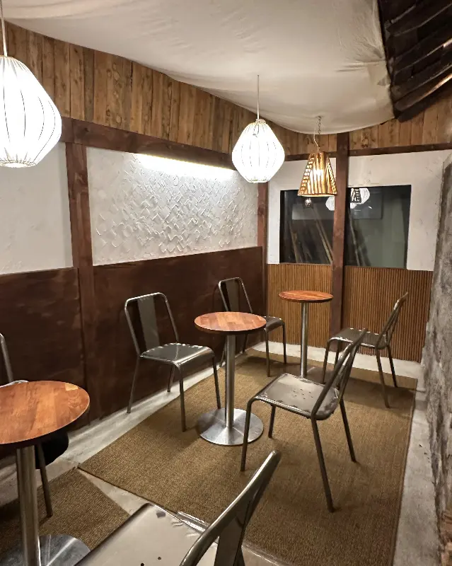 테이블 간 간격이 넓어 편안한 시간을 보낼 수 있다.