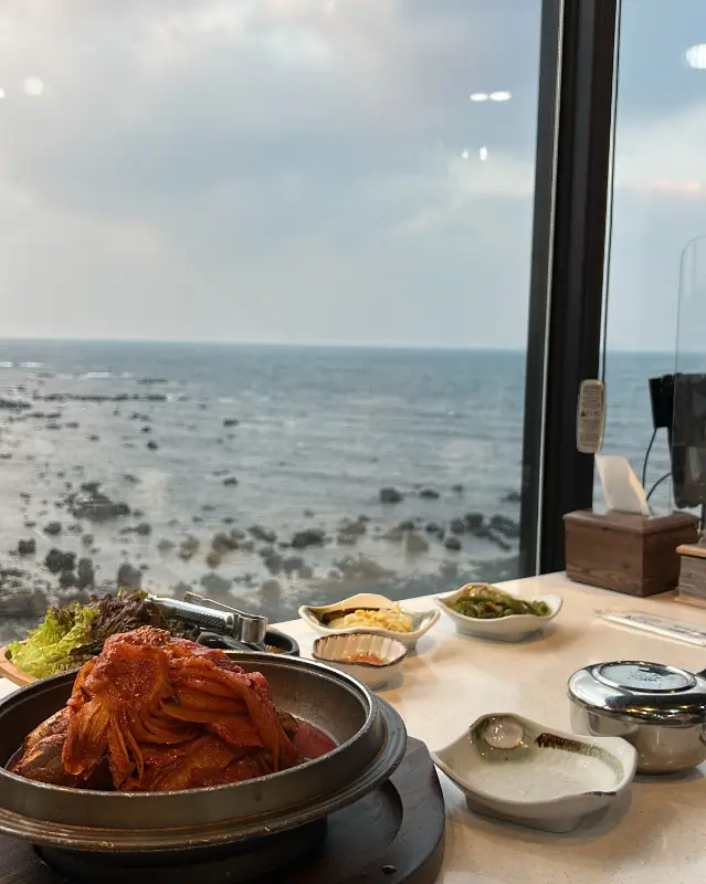 창밖으로 보이는 아름다운 제주 바다