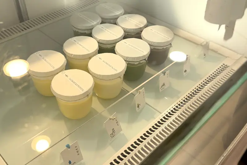 냉장 쇼케이스 안의 우무 푸딩