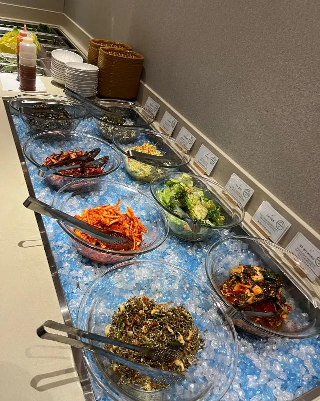 다양한 반찬이 준비된 샐러드바